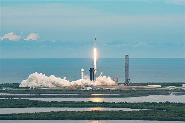 SpaceX“龙”飞船搭4人飞赴国际空间站：一个座位3.8亿元