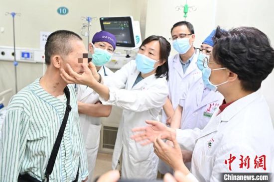 男子植入国产“人工心”“重启”生命　陈骥旻　摄
