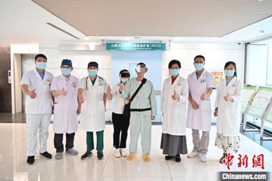 男子植入国产“人工心”“重启”生命 陈骥旻 摄