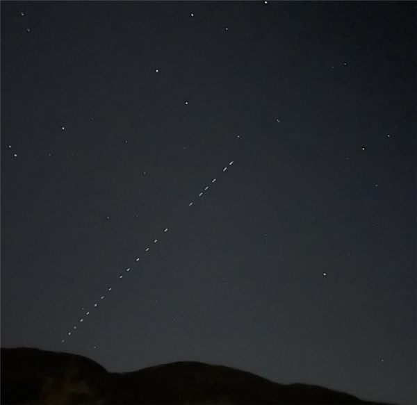 杭州上空疑似出现马斯克的星链卫星：22个亮点连成一线